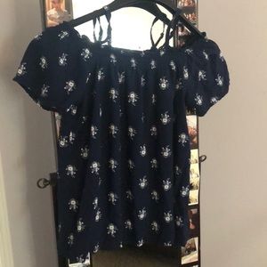Cute tee shirt with showing shoulders.